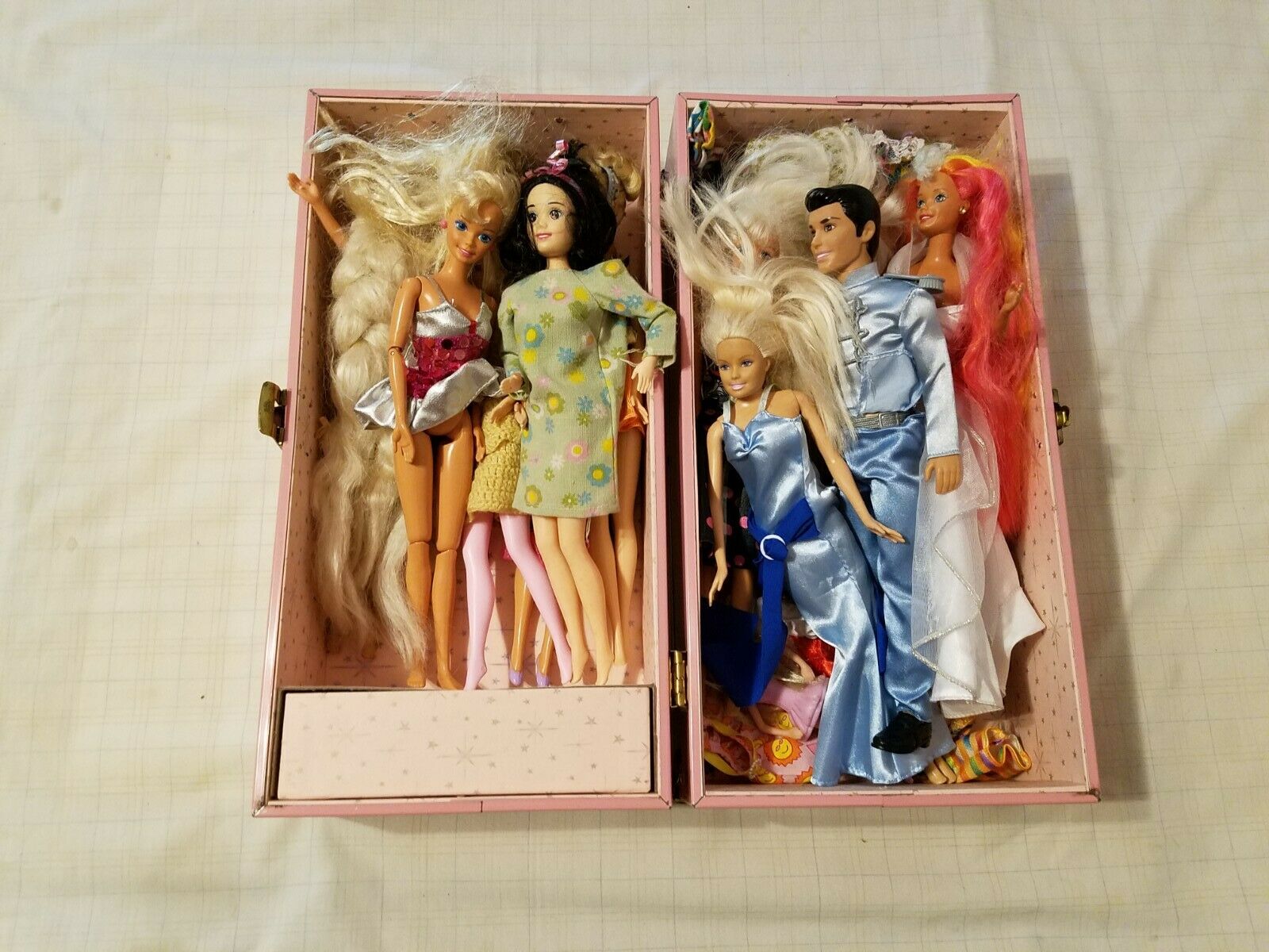 Vintage Barbie Case Full W/ (11) Barbie Dolls & (24) Pcs Of Clothing & Accessory