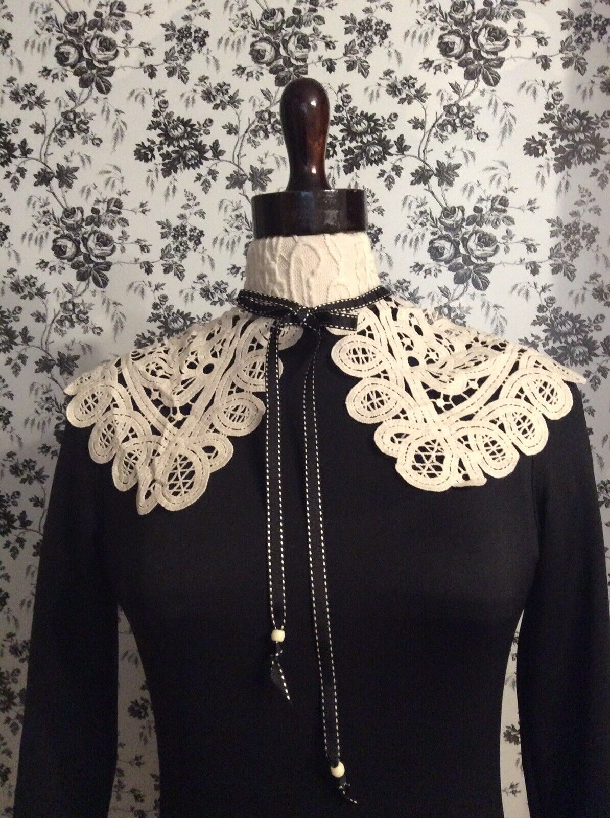 Lovely Top Stitched Lace Collar Removable Cream Color Vintage Style